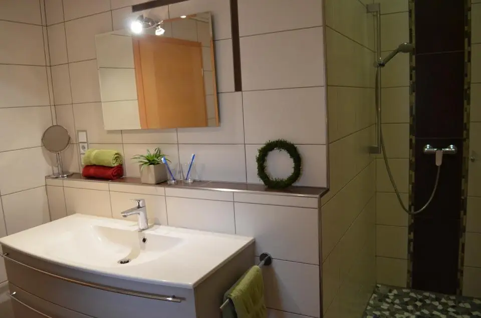 Ferienwohnung Sonnenblume - Badezimmer