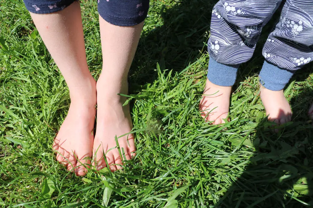2 Füße im Gras